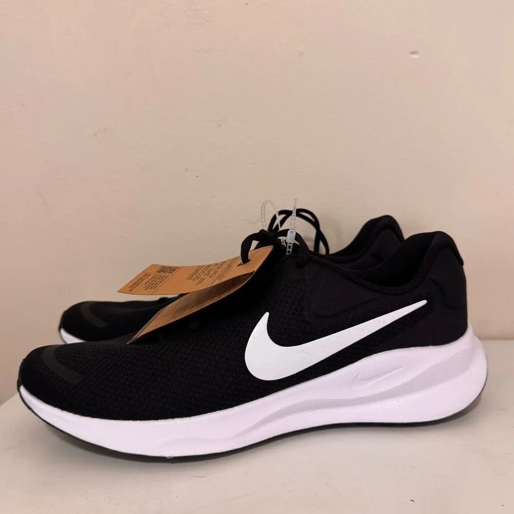 NWT Nike Men's Black and White Athletic Shoes